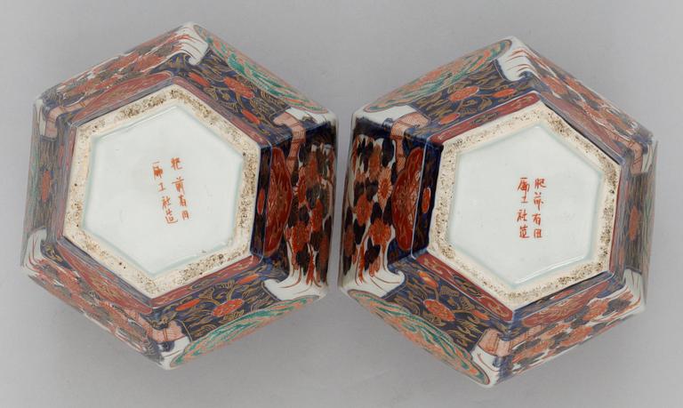 URNOR med LOCK, ett par, porslin. Meiji, Japan, 1800-tal.