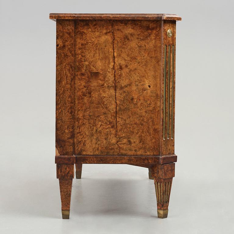 A late Gustavian commode by Lorentz Lundelius (master in Köping-Kungsör 1793-1805).