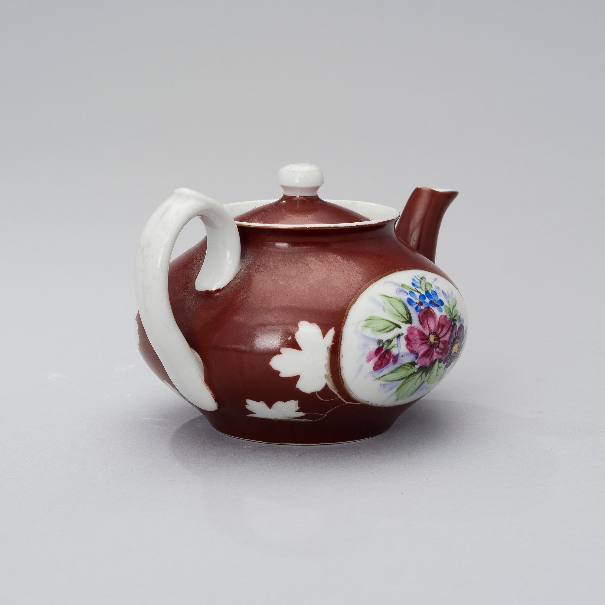 A 1920s porcelain teapot for Gardner, Sovjet Union.