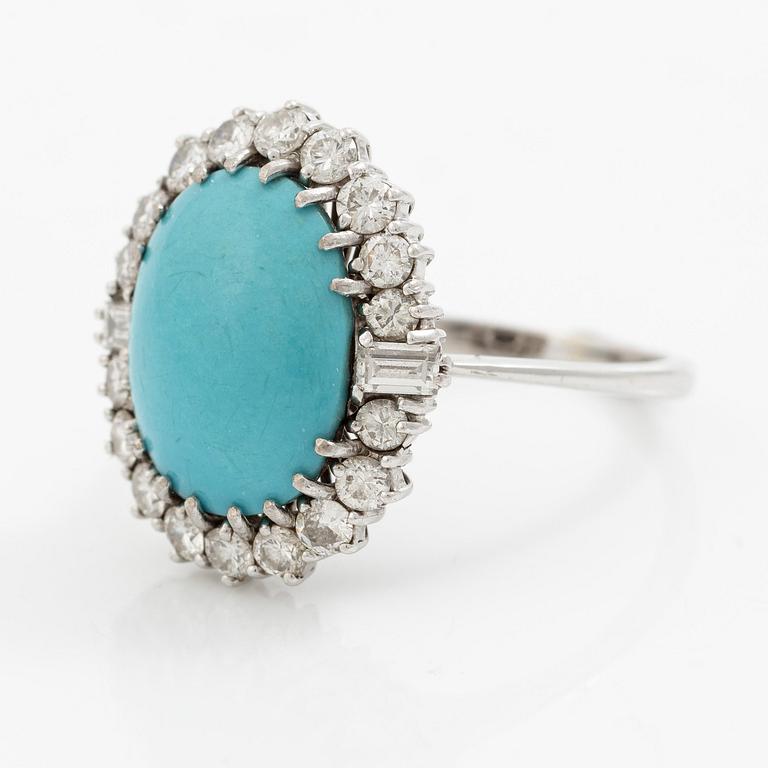 Ring 18K vitguld med turkos samt runda briljant- och baguetteslipade  diamanter.