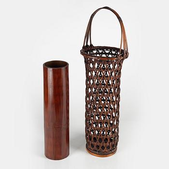 Ikebana-korg, flätad. Japan, 1900-tal. Signerad.