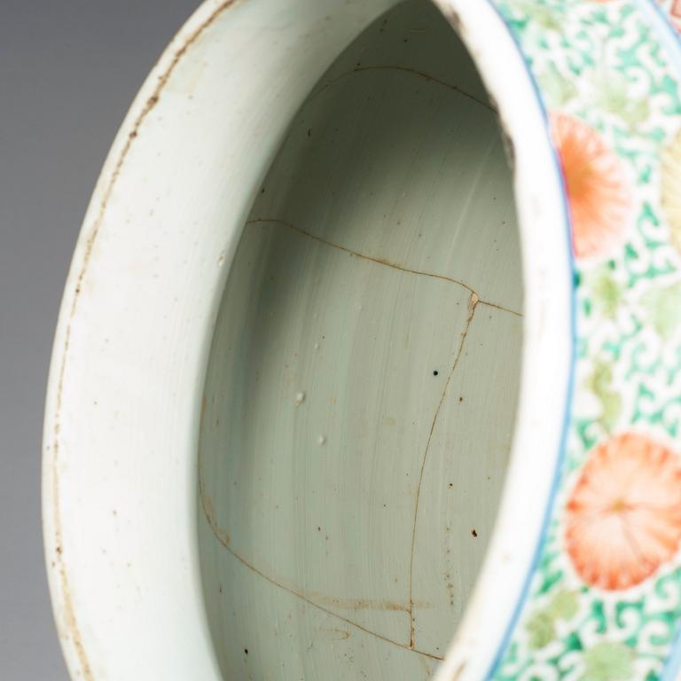 A large famille verte jar, Qing dynasty, Kangxi (1662-1722).