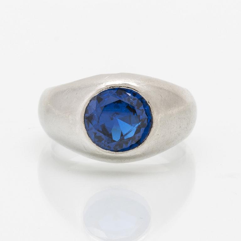 A platinum ring with a synthetic spinel.