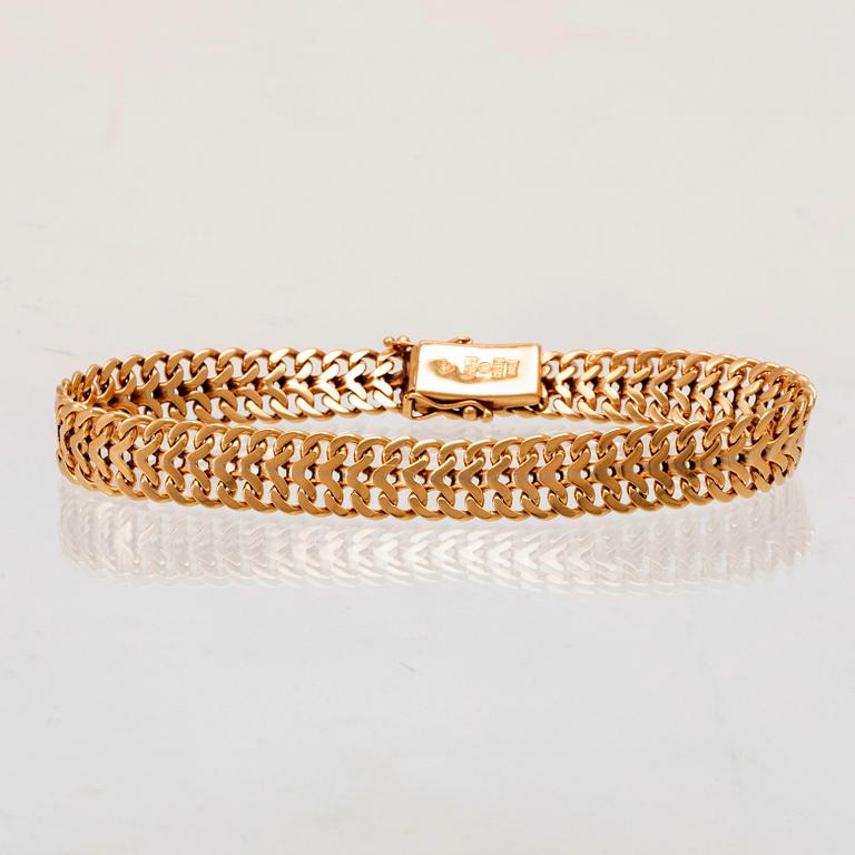 An 18K gold herringbone link bracelet.