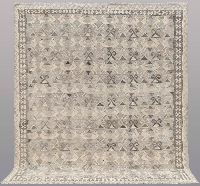 Kilim, ca 295 x 252 cm.