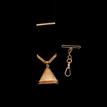 KLOCKKEDJA, 18 k guld med svart band. Vikt ca 7 gram.