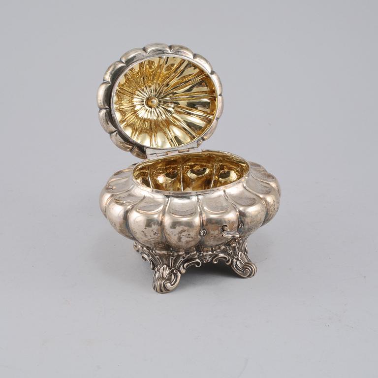 SOCKERSKRIN, silver, nyrokoko, firma Gustaf Möllenborg, Stockholm, 1869. Vikt 453 g.