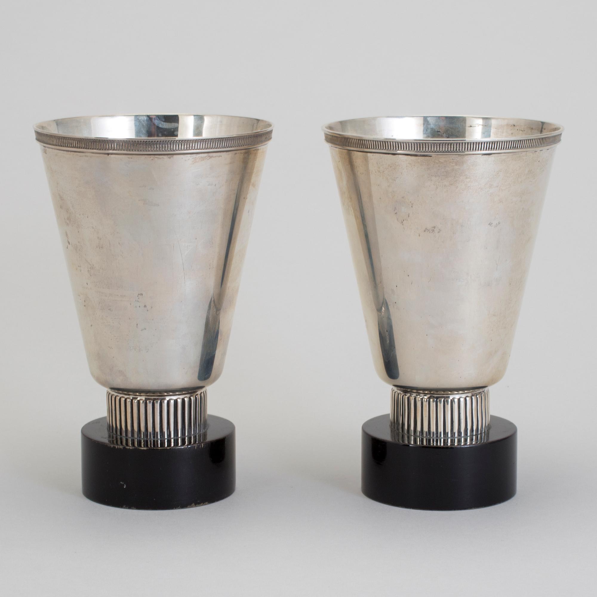 POKALER, ett par, CG Hallberg, Stockholm, 1931 resp. 1932. Totalvikt inklusive träsockel ca 640 g.