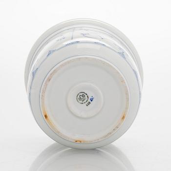 Royal Copenhagen, Kynttilänjalkoja, 2 kpl "Musselmalet" sekä malja B&G, Tanska.