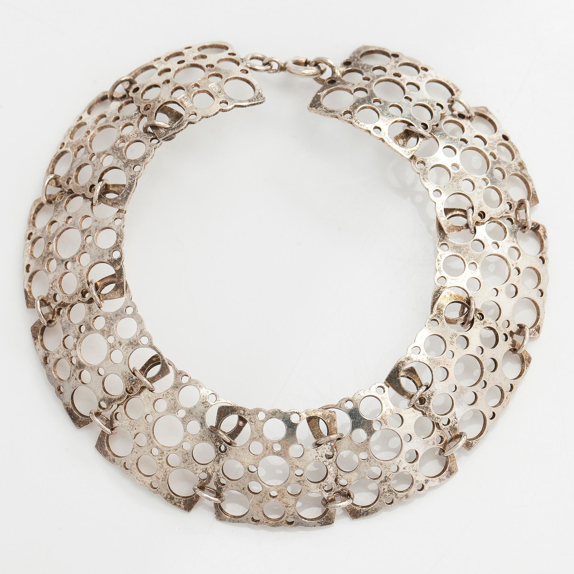 Liisa Vitali, kaulaketju ja rannekoru, "Leppäkerttu", sterling hopeaa, Westerback, Helsinki 1971 ja 1972.