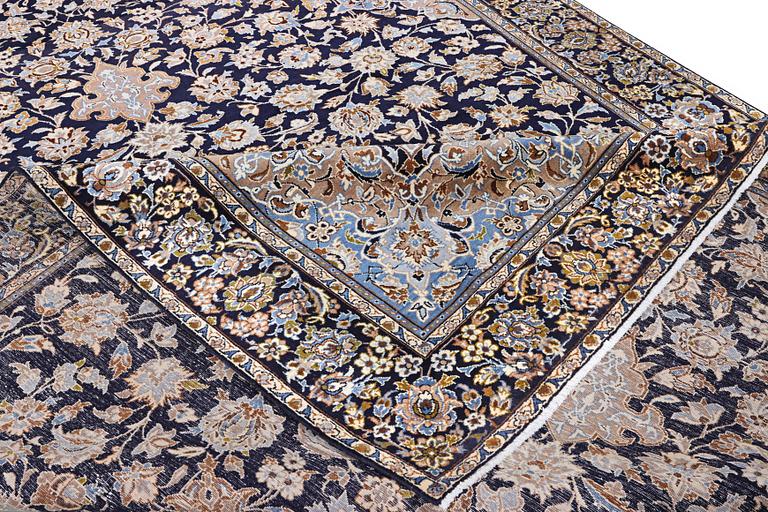 A Kashan carpet, c. 430 x 293 cm.