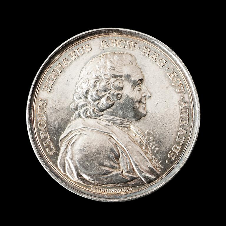 MEDALJ. Linné, Carl von (1707-1778), botaniker, läkare m m. Av G. Liungberger 1780. Silver 5,3 cm 69,4 g.
