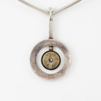 Inga-Britt "Ibe" Dahlquist, collier, silver med fossil, Visby 1966.