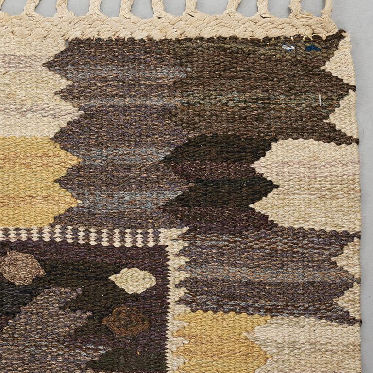 Barbro Nilsson, Matta, "Nejlikan gråsvart", gobelängteknik, ca 273,5 x 213,5-219,5 cm, signerad AB MMF BN.