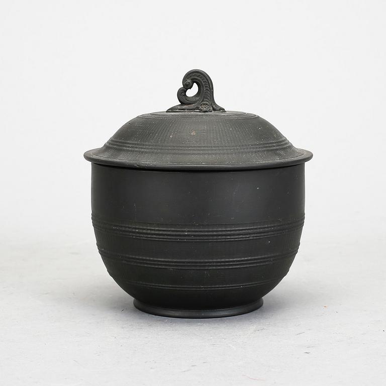 SKÅL MED LOCK, porslin, sk basaltware, sannolikt England, 1800-tal.