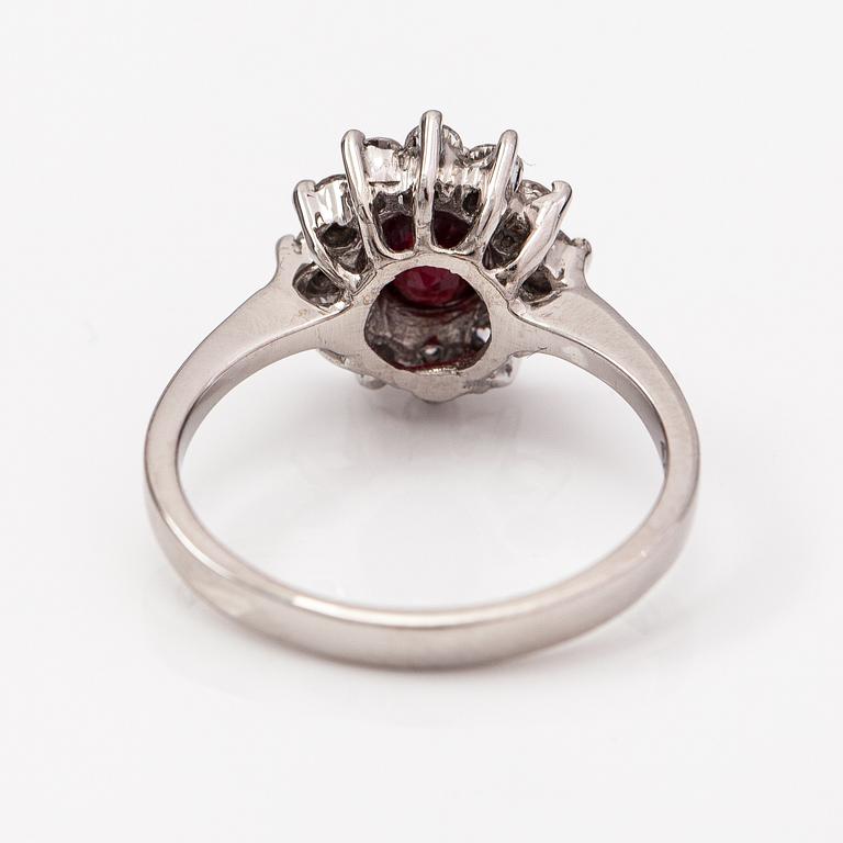 An 18K white gold ring with a ruby and diamonds ca. 0.36 ct in total.