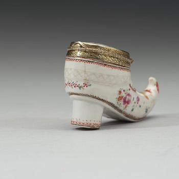 An export porcelain famille rose snuff box in the form of a shoe, Qing dynasty, Qianlong (1736-1795).