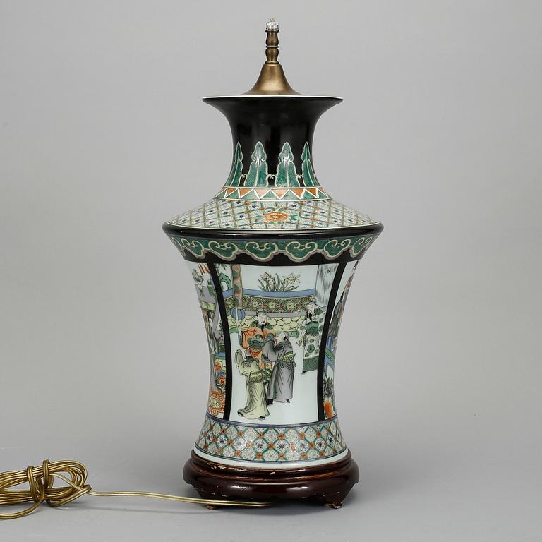 VAS/BORDSLAMPA, porslin, Kina, 1900-tal.