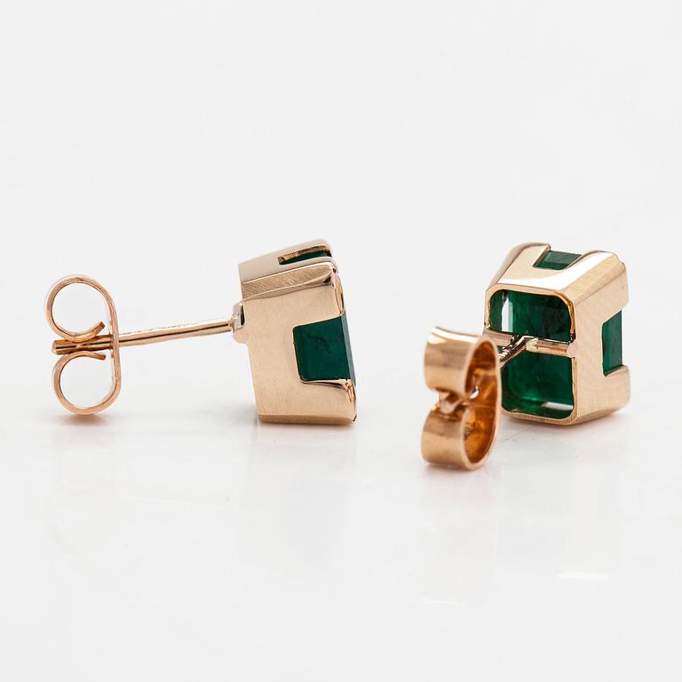 A pair of 14K gold earrings with emeralds. Finnish hallmarks.