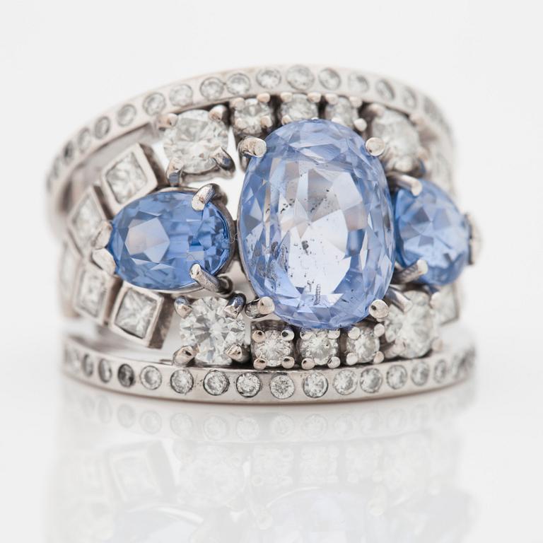 A sapphire and brilliant cut diamond ring. Mandelstam 'Stardust Collection'.