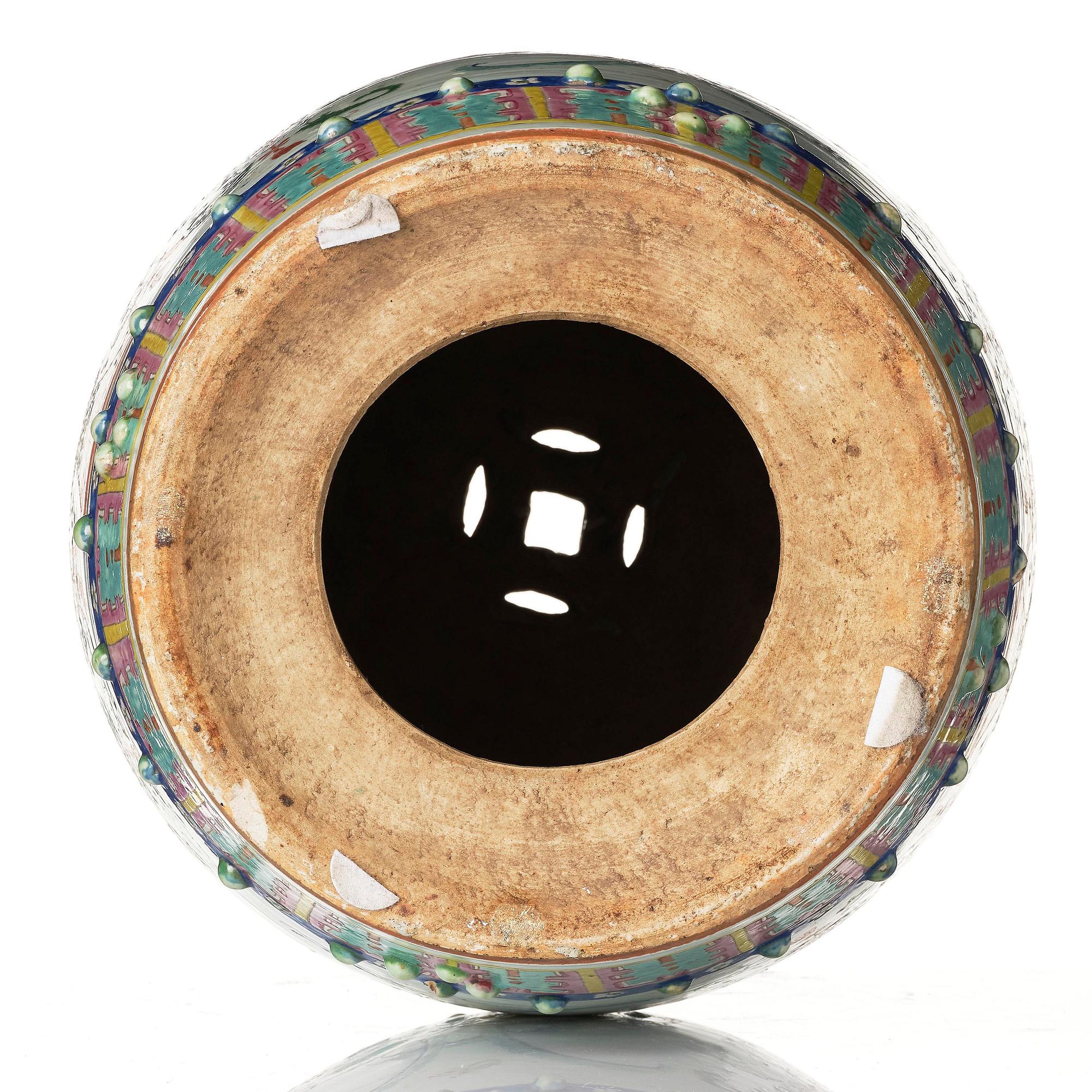 A famille rose garden seat, Qing dynasty, 19th century.