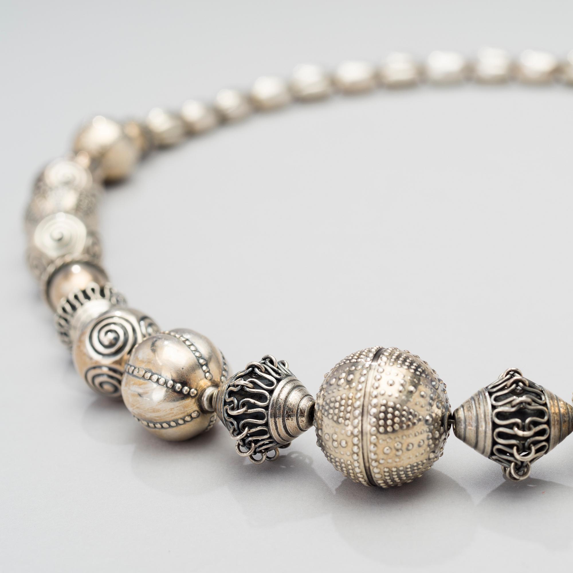 KAULAKORU ja KORVAKORUT, 2 PARI, "Halikon Kääty", hopeaa, Kalevala Koru.