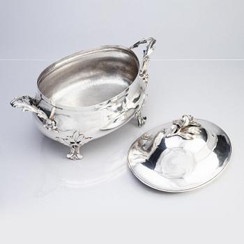 A Swedish 18th century silver tureen with lid, mark of Simson Ryberg, Stockholm 1775.