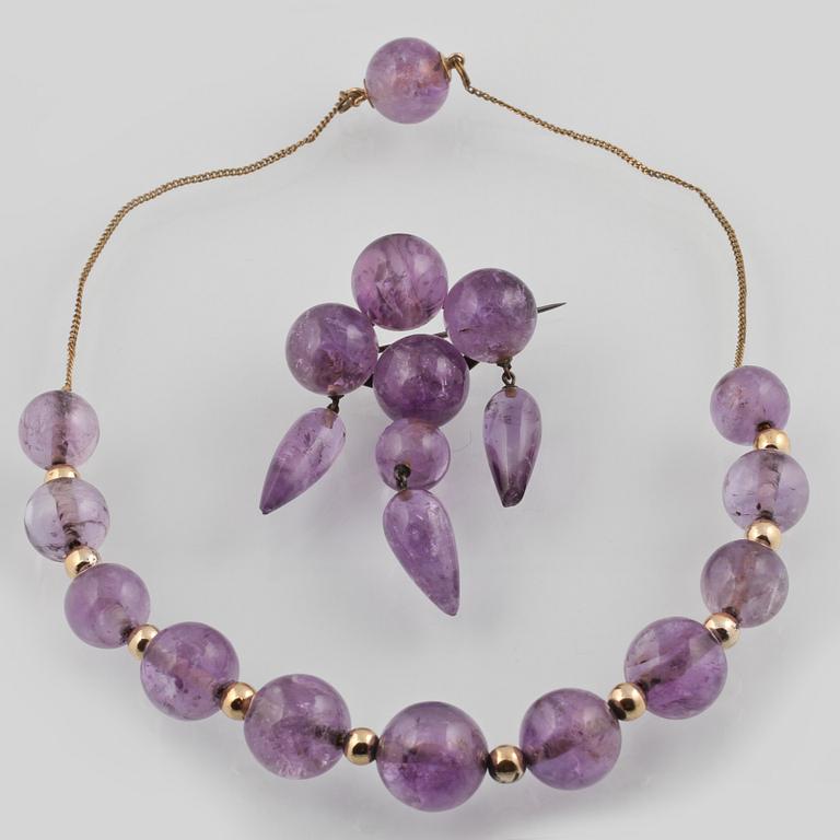 COLLIER SAMT BROSCH, metall med ametister.