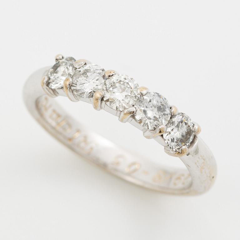 Ring in 18K white gold set with round brilliant-cut diamonds.