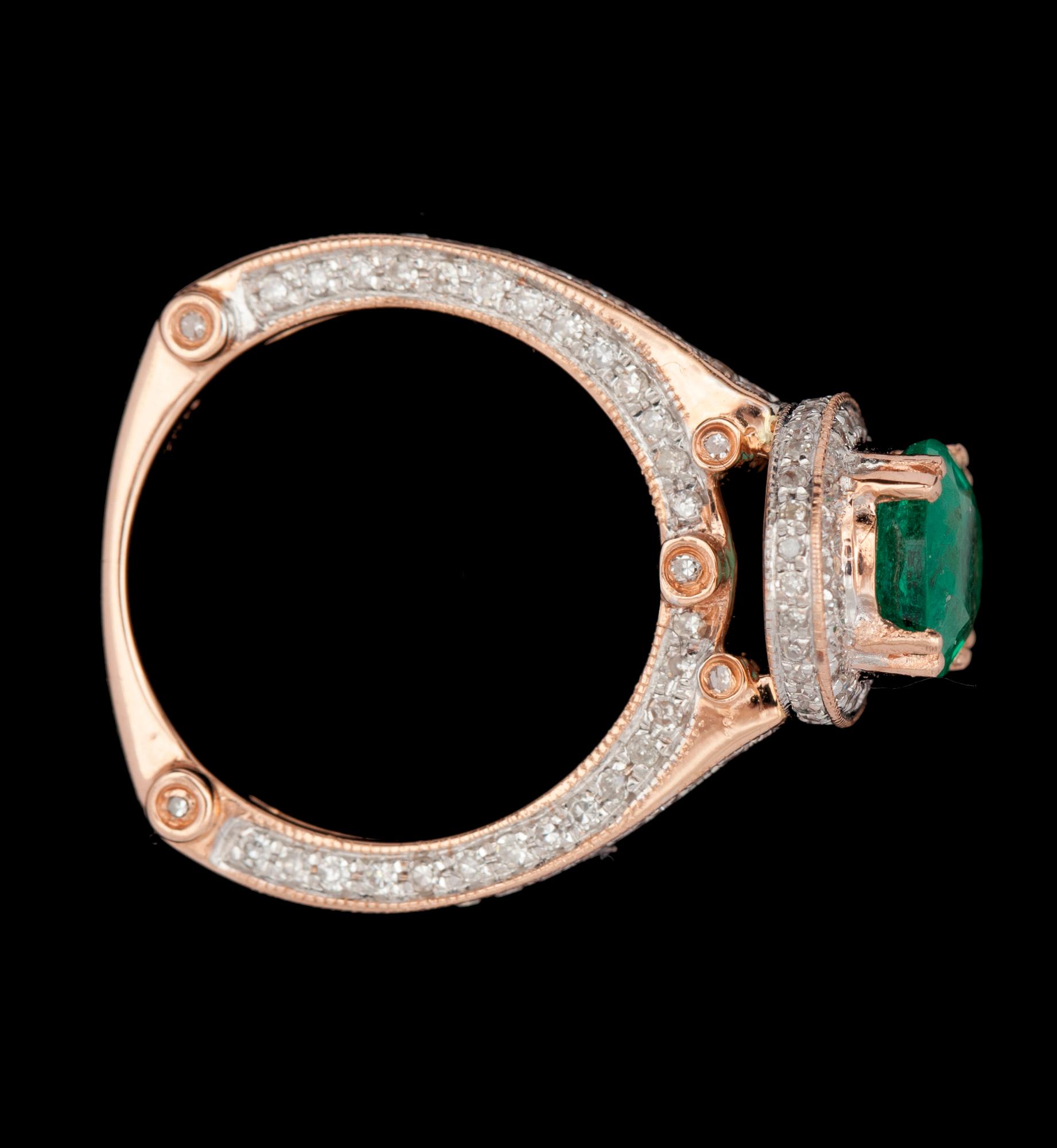 RING, 14K guld med oval smaragd ca 1,75ct samt flertal små briljantslipade diamanter. Vikt ca 4,5g.