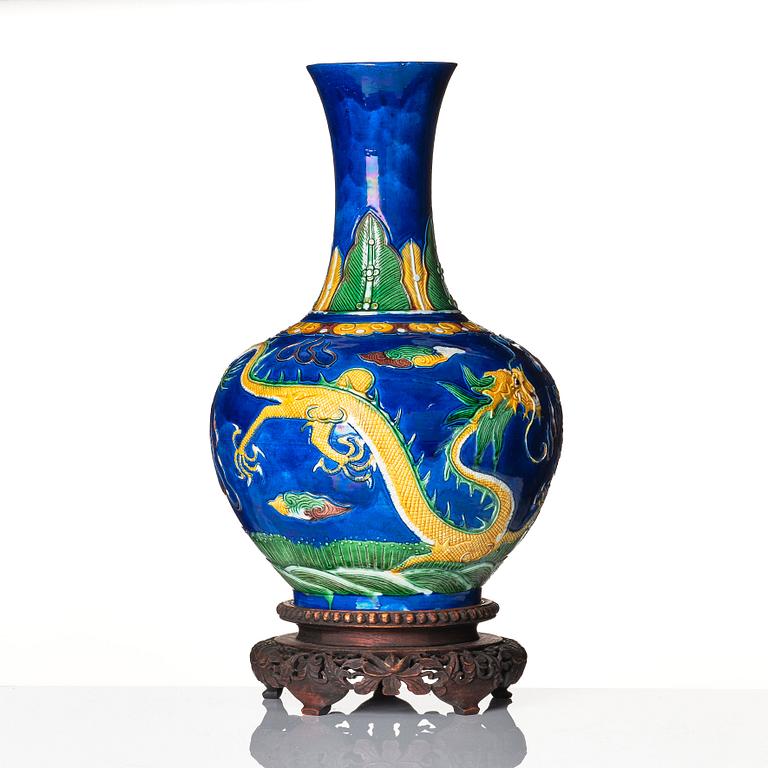 Vas, porslin. Qingdynastin, sent 1800-tal med Kangxis märke.