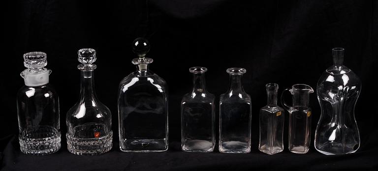 KARAFFER SAMT FLASKOR, 8 st, glas, bla Reijmyre och Orrefors. 1900-talets andra hälft.