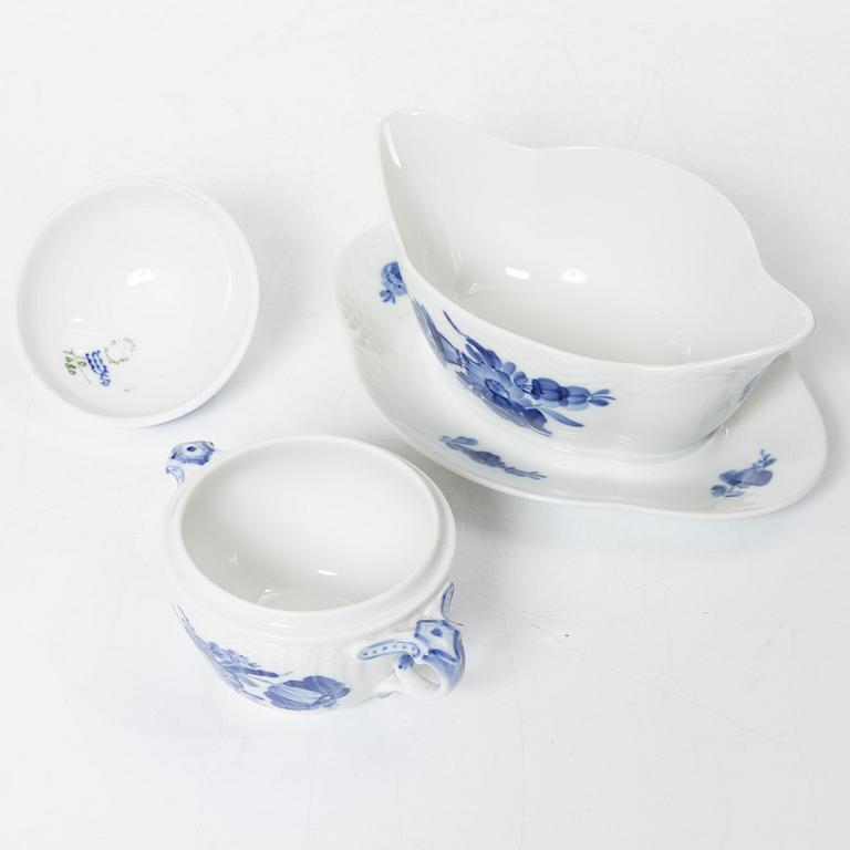 Royal Copenhagen, servisdelar, 67 delar, "Blå blomst", Danmark.