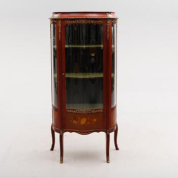 VITRINSKÅP, 1900-talets andra hälft.