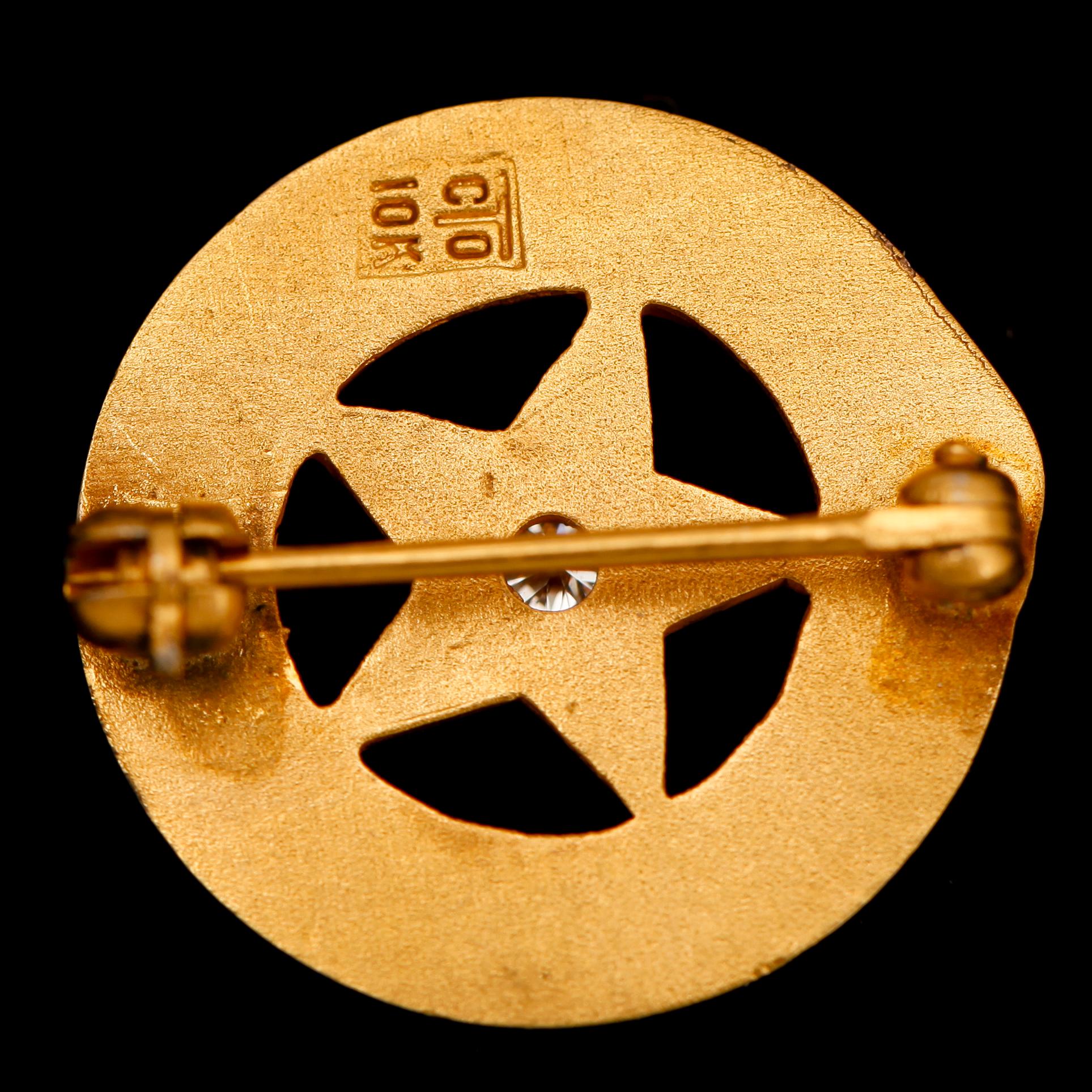 BROSCH, 10 k guld med liten briljant. Vikt ca 2 g.