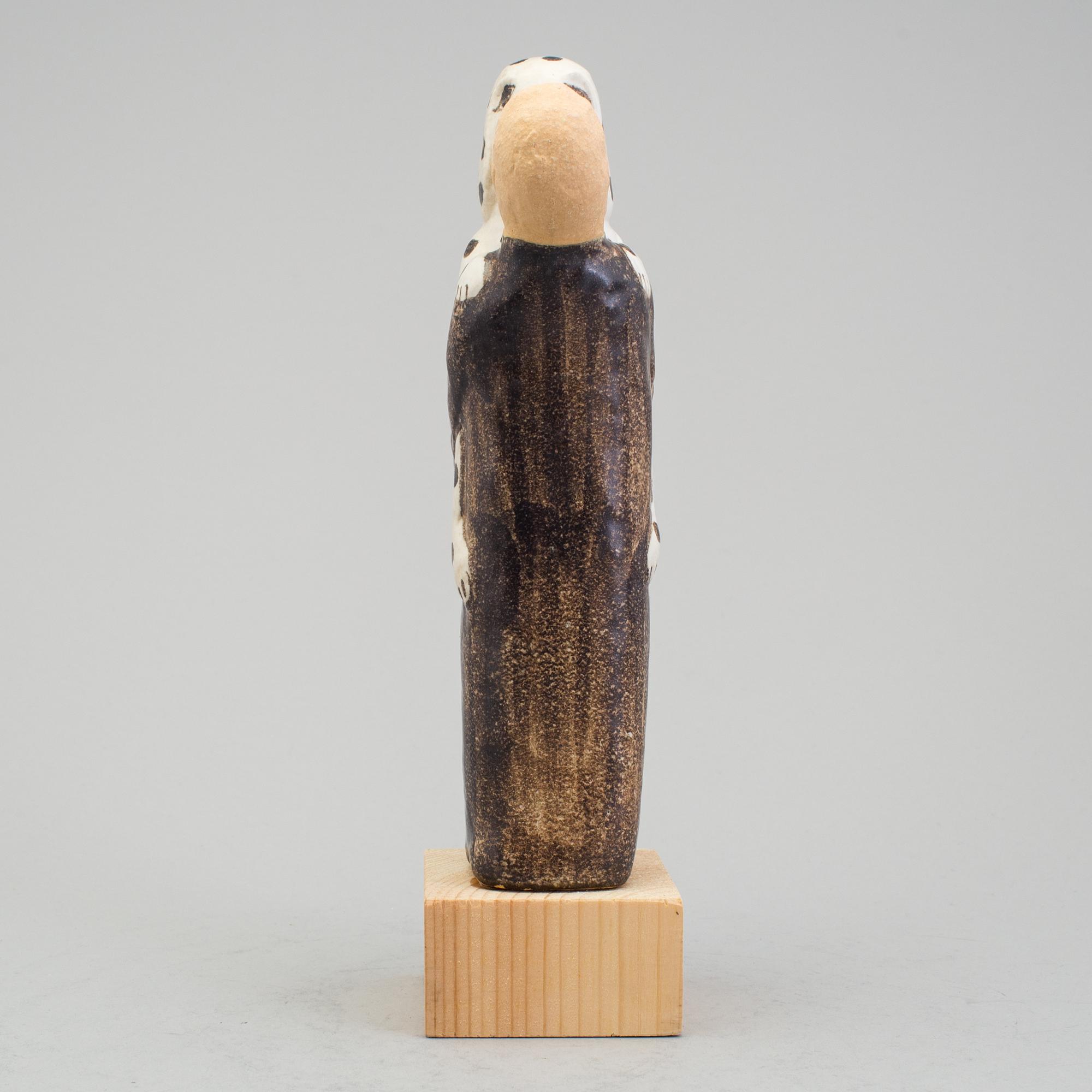 LISA LARSON, figurin i stengods "Mannen med hunden". K-studion i Gustavsberg. Numrerad 537/600.