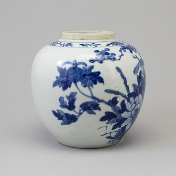A blue and white porcelain jar, Qing dynasty, late 19th century.