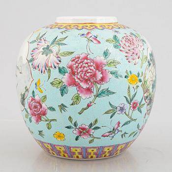 A Chinese sgraffito and famille rose jar, Republic, 20th century.