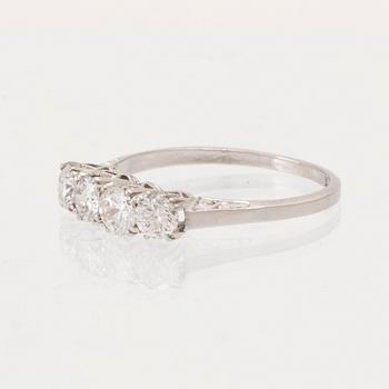 Ring platina med runda briljantslipade samt gammalslipade diamanter, troligen Gunnar Fahlström, Stockholm 1947.