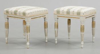 TABURETTER, ett par, sengustaviansk stil, 1900-talets början.
