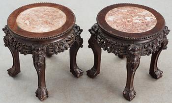 A pair of large blue and white fish basins/flower pots, late Qing dynasty, circa 1900.