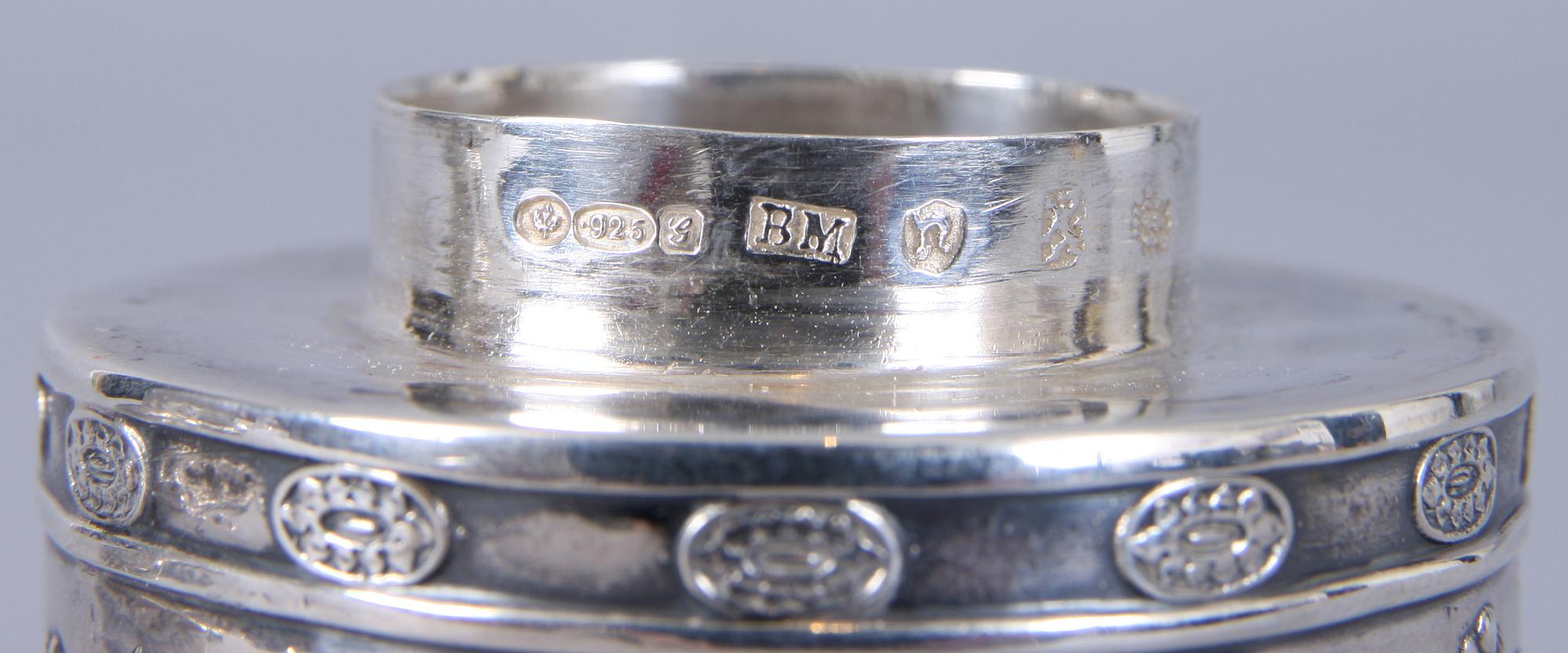 KYRKDOSA, silver, Göteborg otydlig års- och mästarstämplar, 1700/1800-tal. Samt DOSOR, 3 st tot 145 gram.