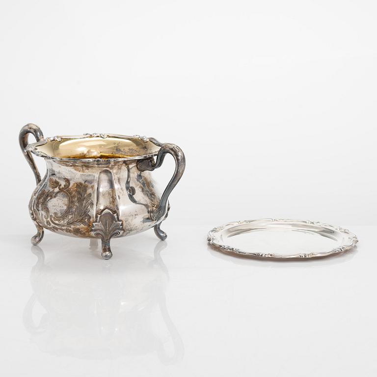 Kaffeservis, 3 delar, silver, Auran Kultaseppä, Åbo 1944 och 1950. Silverfatet från Kultakeskus, Tavastehus 1955.