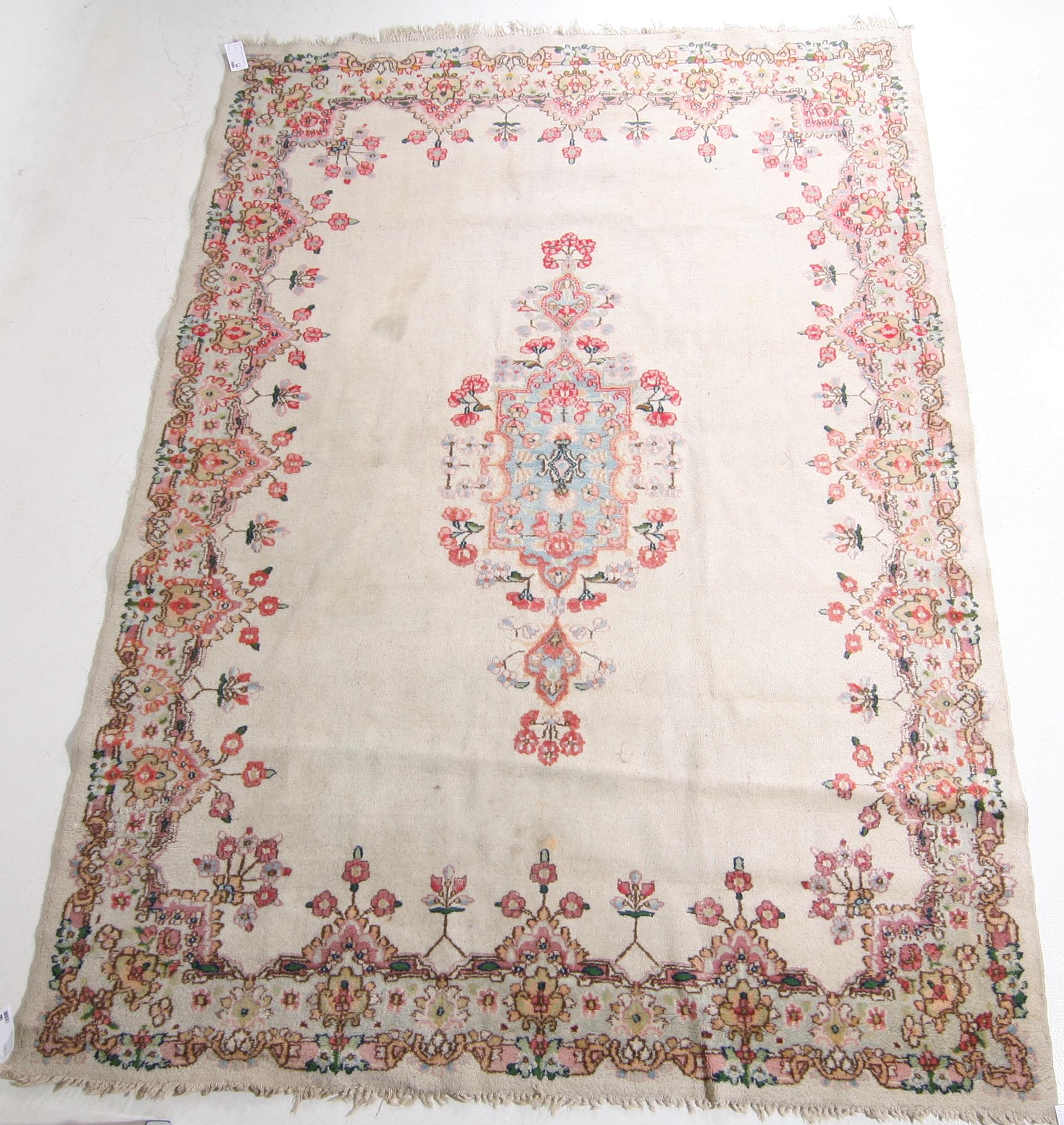 MATTA. Orientalisk. Ca 178 x 150.
