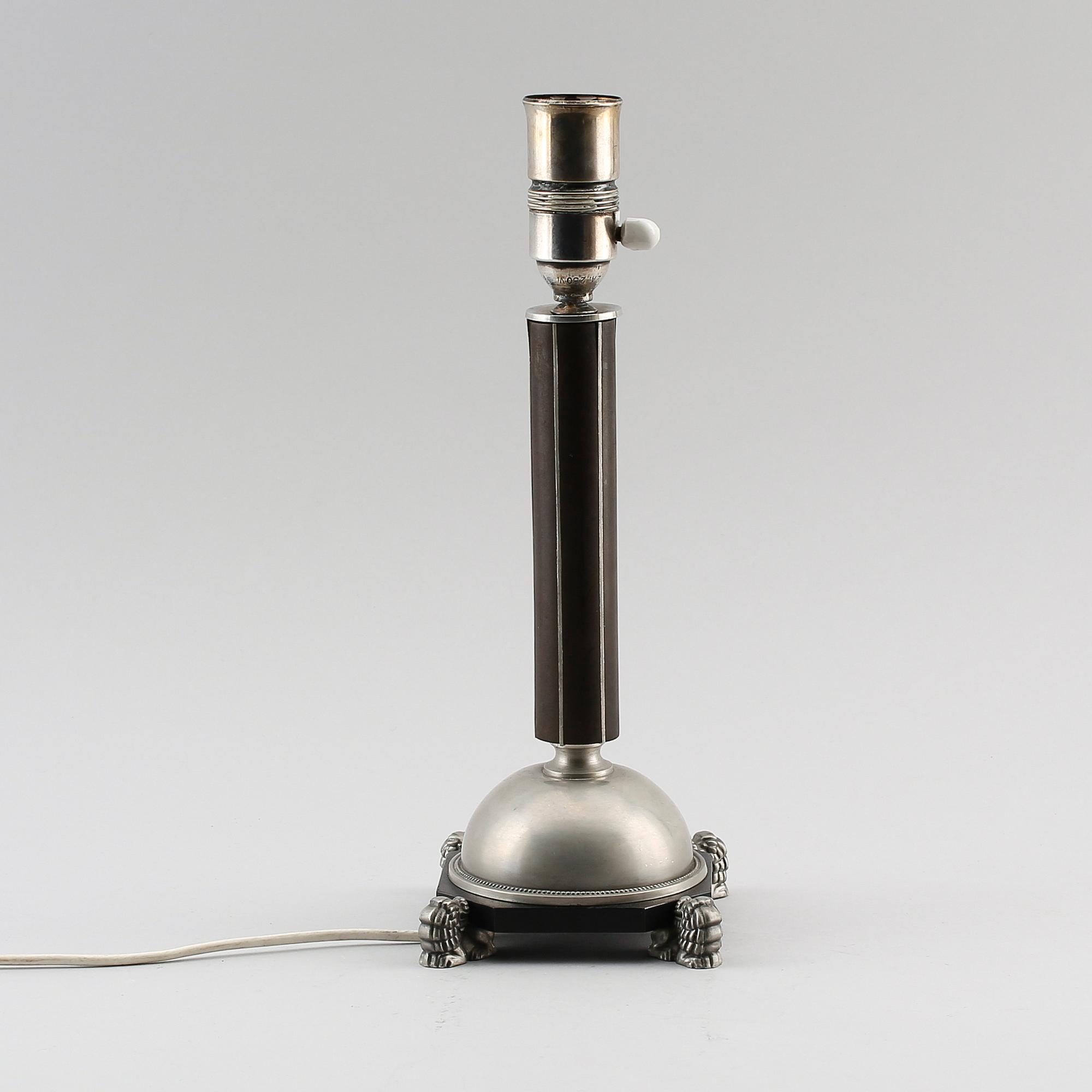 BORDSLAMPA, tenn och svärtat trä, 1900-talets första hälft.