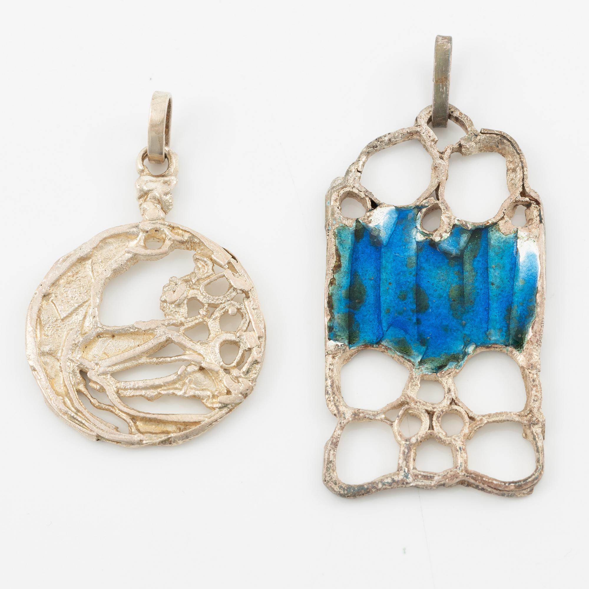 Lars Arby, three neck rings and two pendants, silver with enamel.