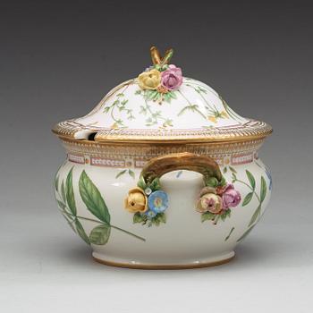 TERRIN m LOCK och FAT, porslin. "Flora Danica", Royal Copenhagen, Danmark, 1900-tal.