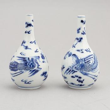 A pair of Chinese blue and white porcelain vases, presumably from around the year 1900.