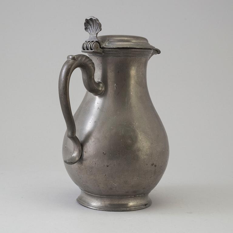 AN 18TH CENTURY PEWTER WINE JUG.