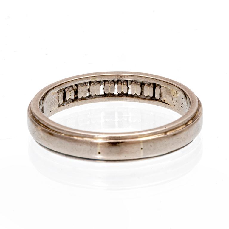 An 18K white gold ring with brilliant cut diamonds.